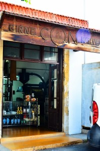 Kıbrıs Girne Sokakları Con Kahve      