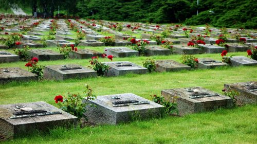 Terezin Küçük Kale önündeki anıt mezarlık