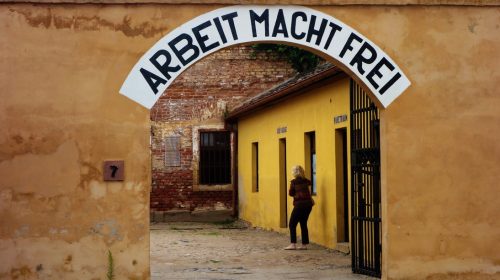 Terezin Küçük Kale’de Arbeit macht frei yazılı kapı