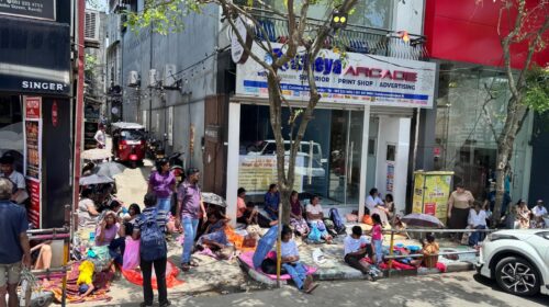 Kandy Diş Tapınağı çevresinde Esala Perahera için hazırlanan insanlar
