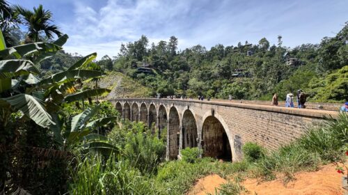 Ella'daki Nine Arch Bridge ve dokuz kemerli yapısı