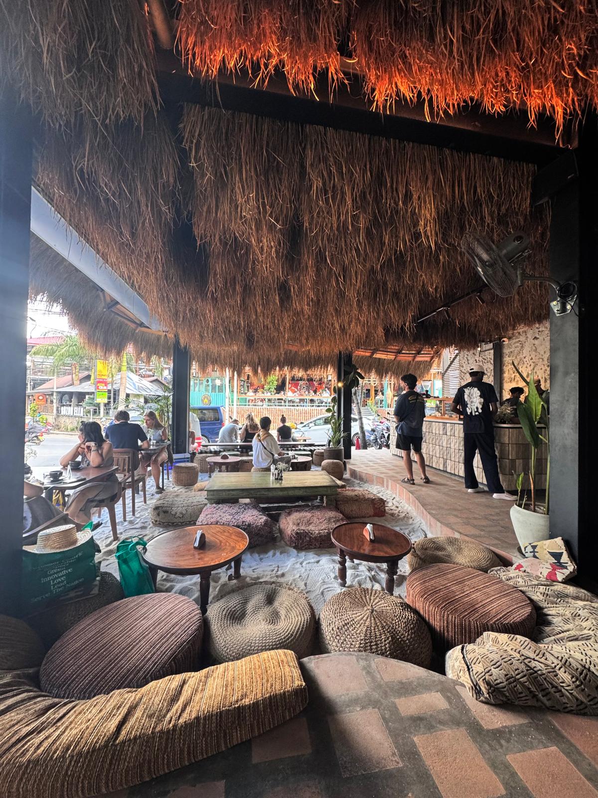 Ella'daki Kiri Kopi Cafe'nin kumlu oturma alanı